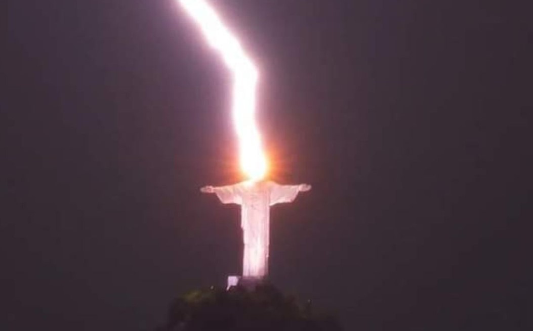 Мълния удари върха на статуята на Исус Христос в Рио